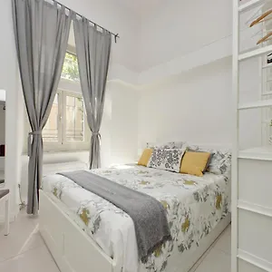 Castro Pretorio -1st Floor Of Historic Mansion With Lift, Comfortable, Baby Friendly, Bike Parking, Quiet And Guarded Area In Front Of Officers Headquarters 5 Minutes Walk From Termini Railway & Metro Station - Genuine Guest Care In 4 Lang Roma