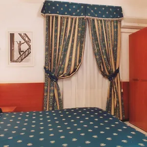 Sunshine House Hotel 2*