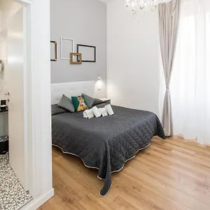 23 Guest house *