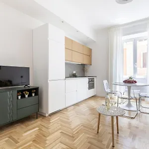 Hostly-the Montebello Suite-near Trevi Rome